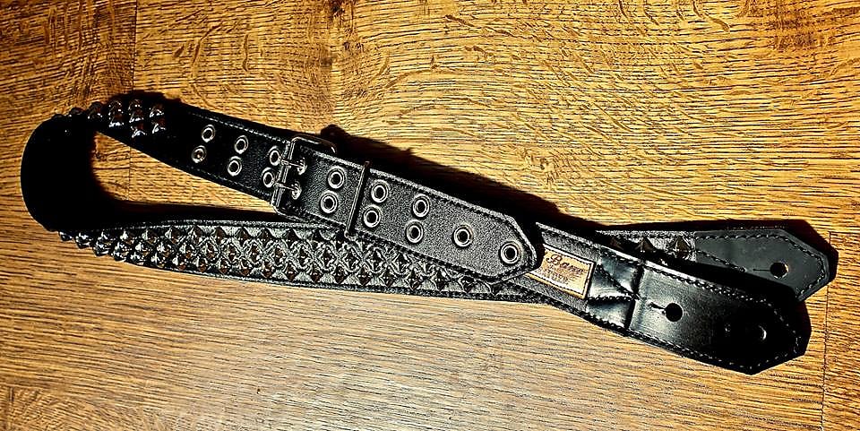 Diagonal Pyramid 2" 1/2" Stud silver on black