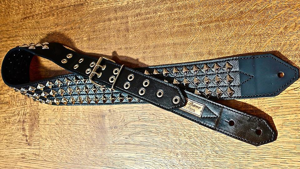 Diagonal Pyramid 3" with 1/2" Studs Guitar Strap